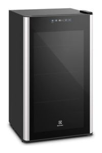Frente da cervejeira Electrolux Multi Drinks 96L, porta de vidro preto com visor, controle digital, ideal para armazenar diversos tipos de bebidas, com tecnologia eco-friendly.