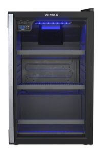 Frente da cervejeira Venax Blue Light 100L, porta de vidro, iluminação LED azul, prateleiras reguláveis, design moderno.