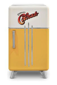 Frente da cervejeira Colorado 37L, design vintage, porta de aço amarela e branca, prateleiras reguláveis, tecnologia Frost Free.