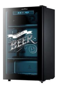 Frente da cervejeira Britânia 96 litros 3 em 1, porta de vidro triplo, display digital, design moderno, compacta e versátil.