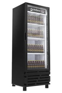 Frente da cervejeira Imbera CCV315 485L, porta de vidro temperado anti-embaçante, display digital, ideal para estabelecimentos comerciais, com refrigeração por ar forçado e iluminação LED.